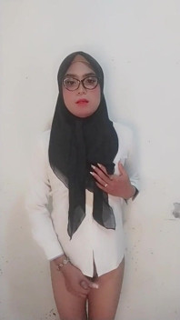 Od učitele k závislákovi na penisu – Hijabi sissy s rozbitou myslí
