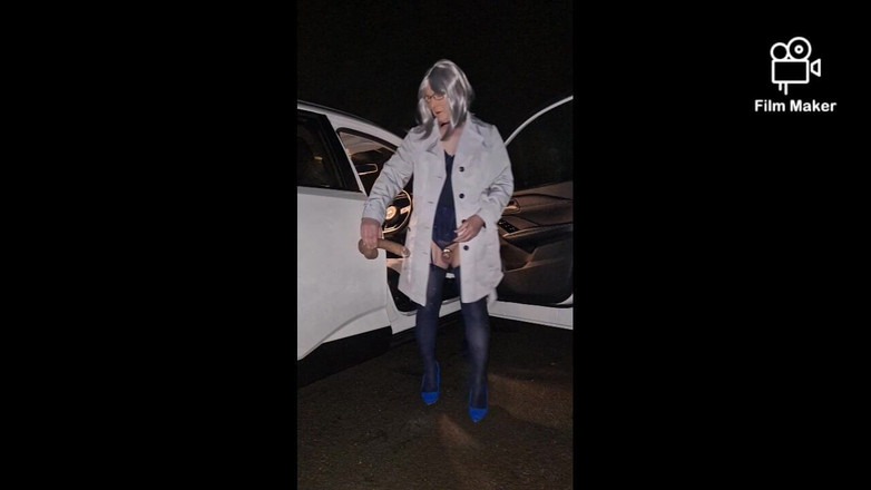 Shystockings: Sexy zralá crossdressing sissy děvka autem ve spodním prádle