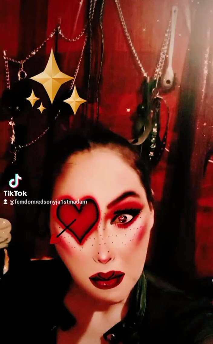 Dominatrix Redsonyja: Toujours des jeux BDSM et l’âme en moi, toujours jouer