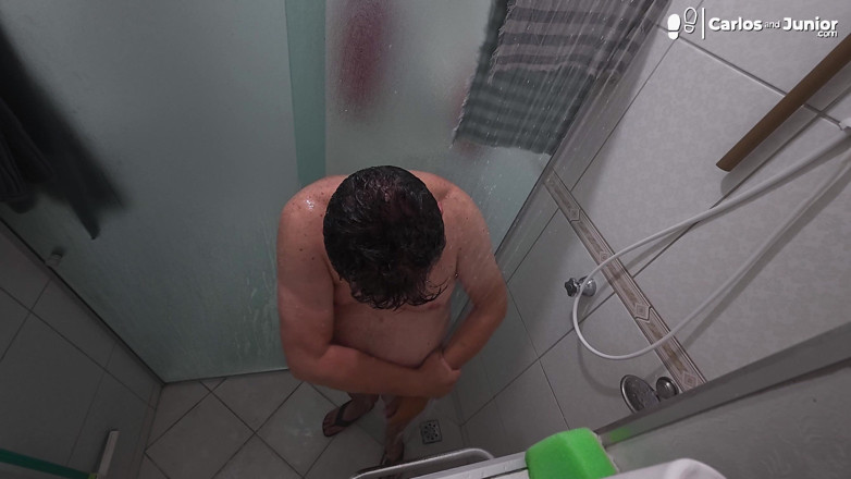 Carlos And Junior: Ayah tiri lagi mandi