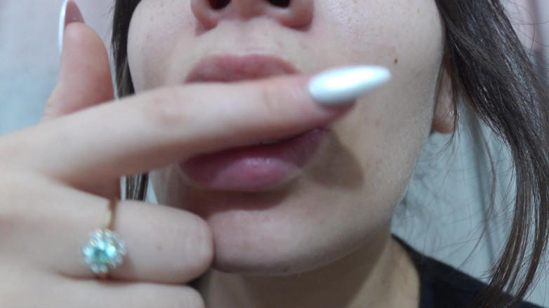 AmayaMori: Hintli üvey kız kardeşimin öpüşme fetişi var, sürekli dudaklarıyla öpücük gönderiyor,