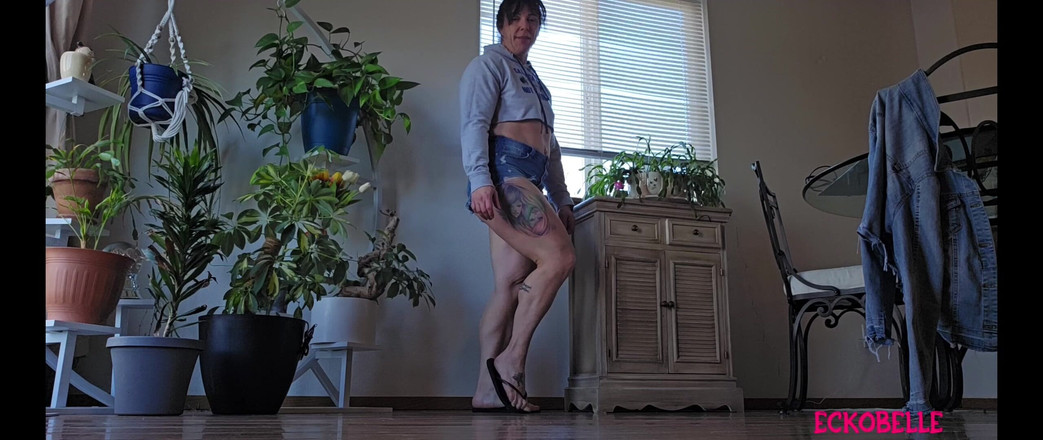 Ecko Belle: Кокетливі гнучкі ноги