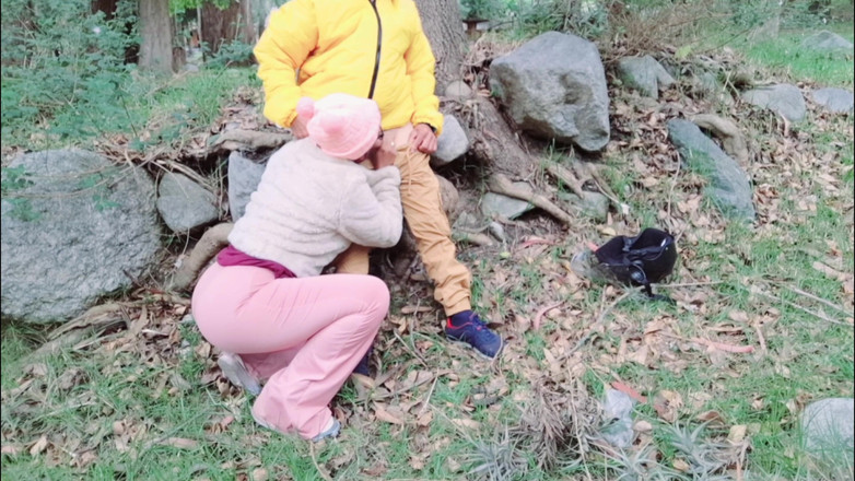 Lady: Tante seksi dengan toket besar lagi asik nyepong kontol pria...