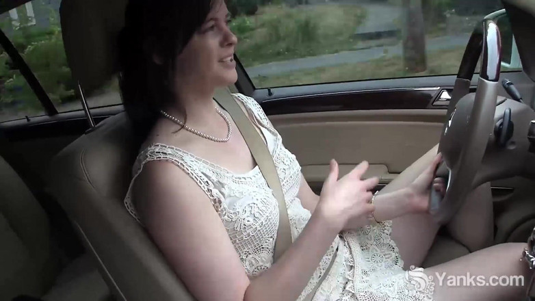 Yanks: Yanks, Savannah Sly la bombasse se masturbe dans la voiture