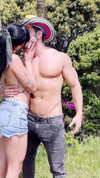 Un jardinier déchiré la baise sous un soleil sexy