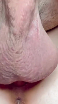 Une MILF sexy baise avec son mari jusqu’à ce qu’une énorme éjac lui remplit la chatte
