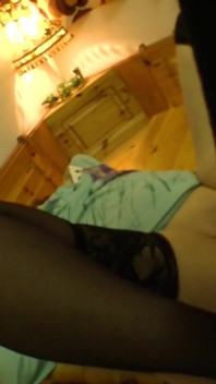 Zralá brunetka dostane obličej rozmazaný spermatem