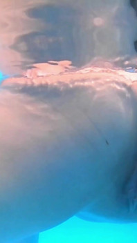 Souffle retenu sous l’eau dans la piscine