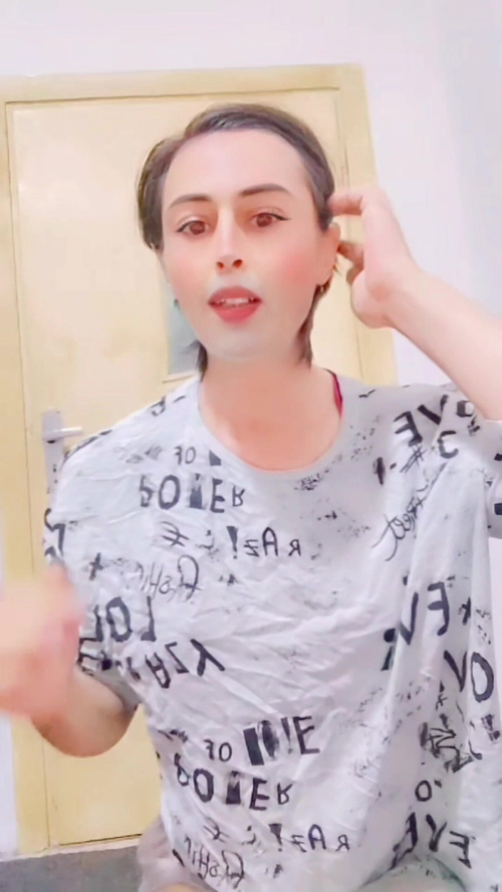 Tala Hejazi: アラブ系トランスの女の子のおしっこ