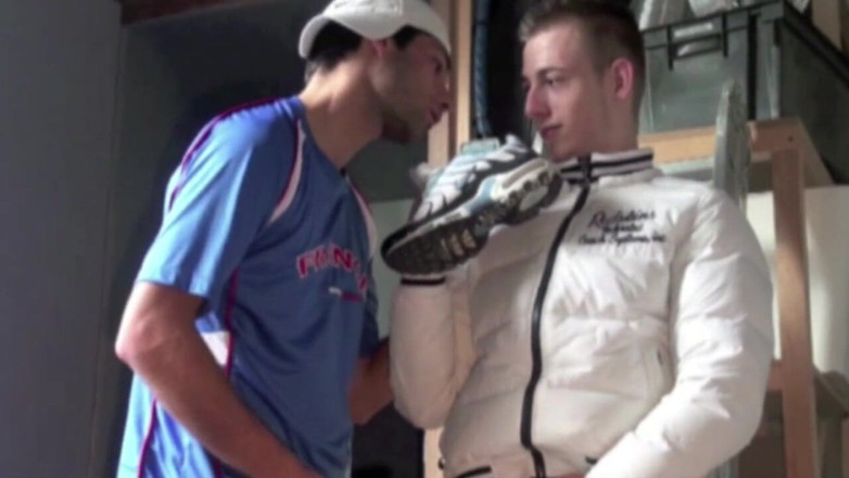 Sneaker gay: Twink troia sottomesso alle sneakers di Matt
