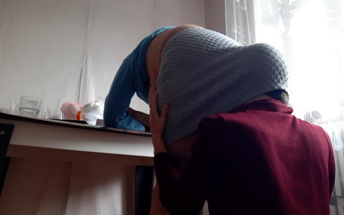 Lesbian-candys: Dlouho lízám zadek šéfky milfky kvůli povýšení