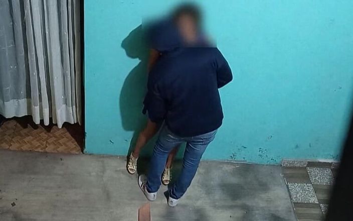 Katerine: 寝取られが不在の隣人と義理の妹を驚かせる