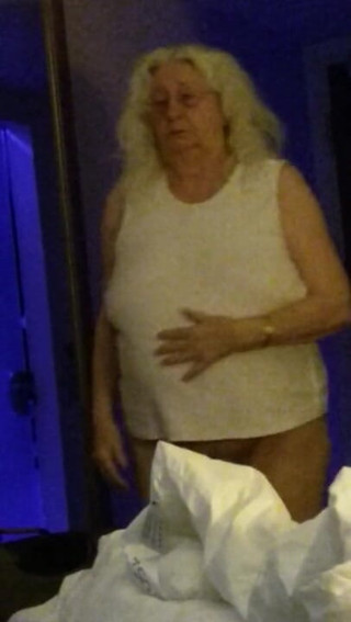 BBW nurse Vicki adventures with friends: Seksi Hollandalı kız çıplak götle burnunu yalıyor