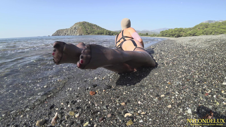 Nylondelux: Fetish Out Fit Di Pantai 4K