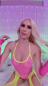 Caliente chica Barbie Kay encantadora masturbándose y chupando polla