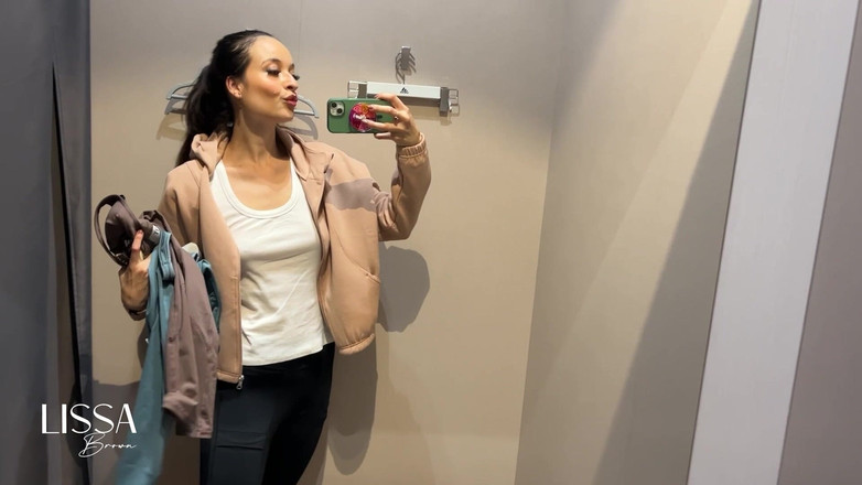 Lissa Brown: Speciální Lycras + Masturbace se 3 šatnami