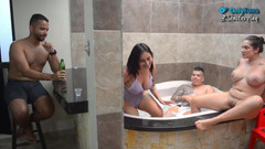 Jenifer Play: Дві пари розташовані в клубі, щоб трахнути і обмінятися - Сара блондинка і Дженіфер грають