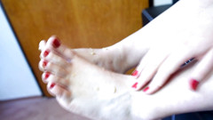 Czech Soles - foot fetish content: Velká dívka drcení ovoce a vy svými obrovskými nohami