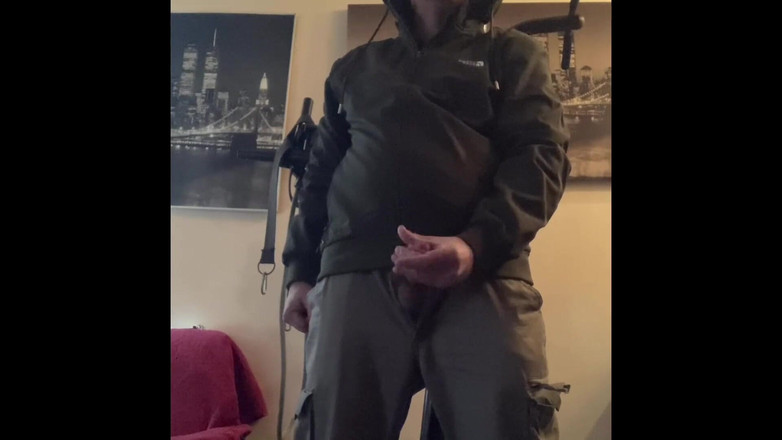 Alex Art: Si masturba completamente vestita