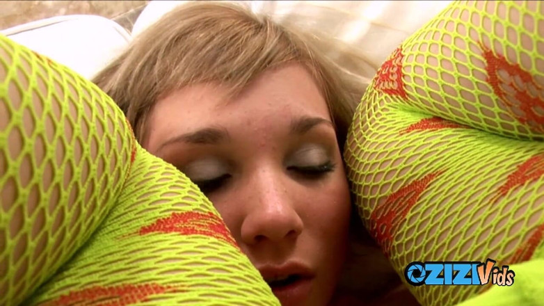 Zizi Vids: Una sexy tennis star gioca con la sua figa rasata...