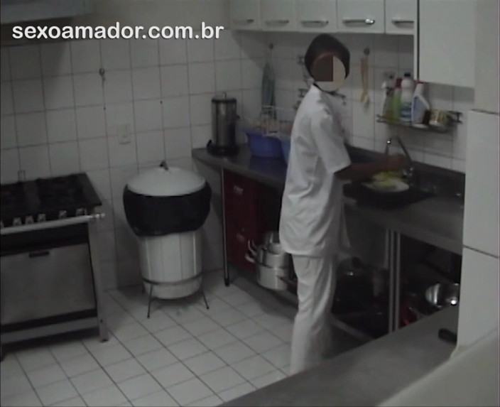 Amateurs videos: Flört eden çiftin bir restoranın mutfağında seks yaptığının amatör videosu