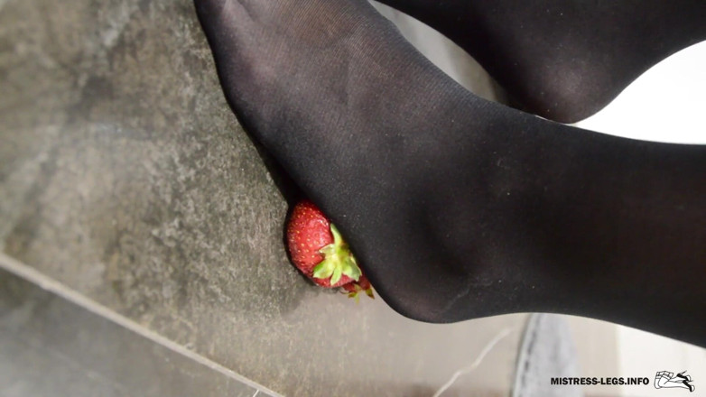 Mistress Legs: Strawberi yang menghancurkan dengan kasut tumit tinggi