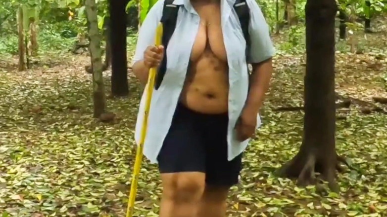 Anne Ipe: Esposa en casa de vacaciones, caminando desnuda en la jungla....