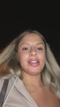 De 18-jarige Italiaanse Webcamster Blondine Neukt Zichzelf Met Een Enorme Dildo Midden Op Straat