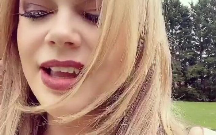 Alicia Rhodes: Mmm'de büyük binişimde çimleri biçtikten sonra zonklayan kedicikimin orta yaşlı seksi...