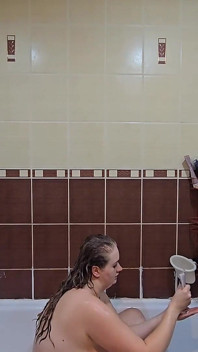 Büyük doğal memeli güzel tombul evli kadın duş alıyor