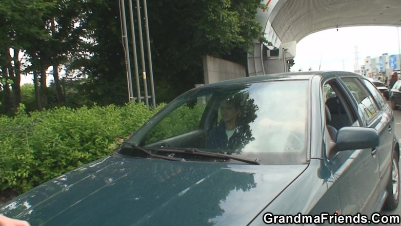 Grandma Friends: A tip for the station worker