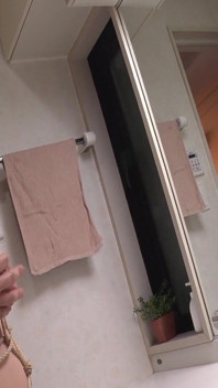 Momoka casada amarrada antes do espelho enquanto seu passado retorna em uma reunião sombria e intensa