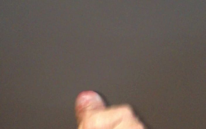 White Ukrainian Dick: Ледачий мастурбує маленький необрізаний білий член.