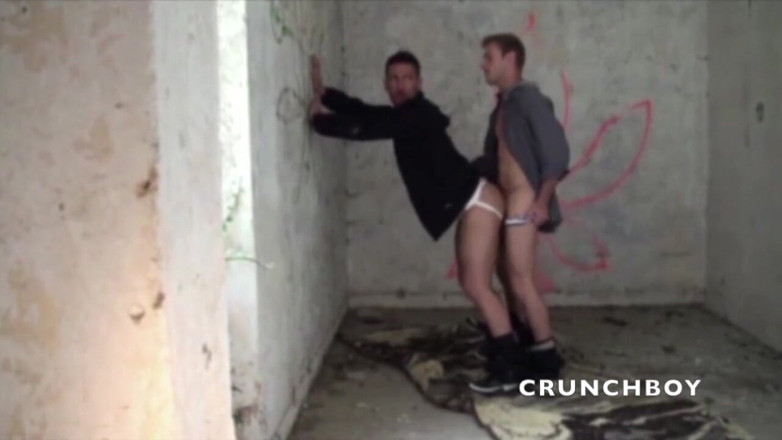 EXHIB BOYS: Enzo fucked by Leo, a sexy worker in a suit...
