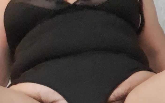 Mommy big hairy pussy: Pizda unei mame sexy înghite o femeie grasă și păroasă