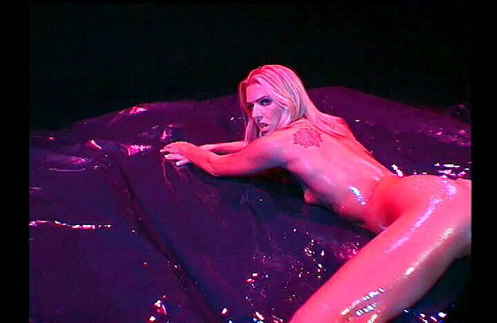 Outdoor pervs: 热辣女郎为湿滑的性爱涂油