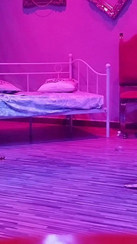 Pertunjukan live bugil dan mainan seks di klub malam