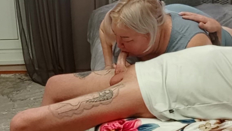 Zona901: 継母が熱い精液を楽しむためにフェラチオをする