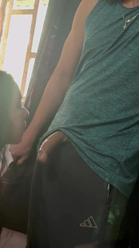Une Étudiante Baise Par La Fenêtre Pendant Que Les Gens Passent Et Que Personne N’est À La Maison