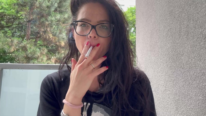 Shione Cooper: 在这里回答你时吸烟