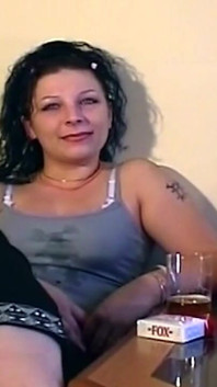 Vnadná zralá brunetka nacpe kundičku Tlustým