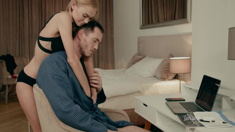 Joymii: JoyMii - извращенная Нэнси Эйс соблазняет своего трудолюбивого бойфренда для развлечения с долбежкой члена