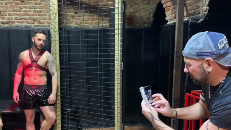 ARAB FUCKERS WITH HUGE COCKS: Umięśniony facet pieprzy swojego kumpla