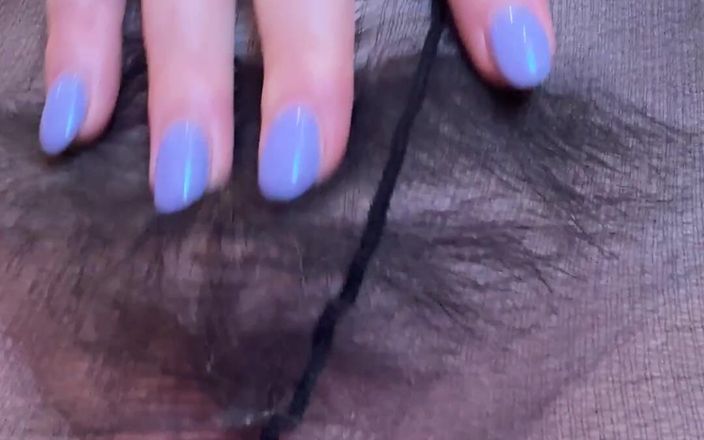 Sophie James: 쉽게 접근 할 수있는 찢어진 팬티 스타킹