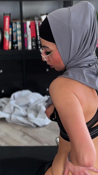 Hijabi Aaliyah Yasin se pone cachonda después de su entrenamiento de gimnasio