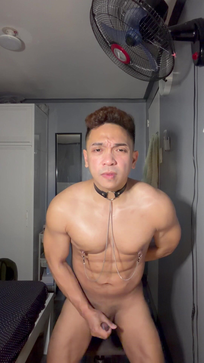 Rent a gay productions: Twink asiatico si masturba con i morsetti per capezzoli per...