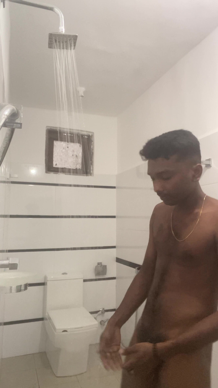 Prince-dil: Sri Lankan Teen Boy Showered