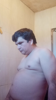 나는 내 소변을 마시려고 했지만 내 입에 충분히 열심히 올라가지 않았다.