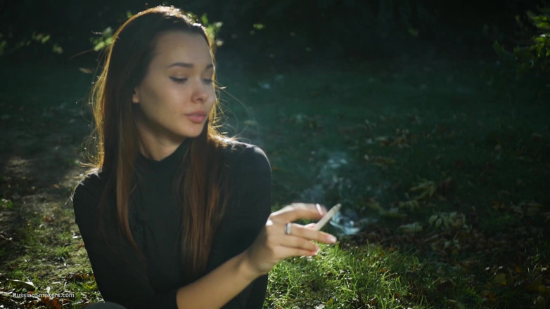 Russian Smokers: Người đẹp Nga quyến rũ hút thuốc lá rung cảm ngoài...