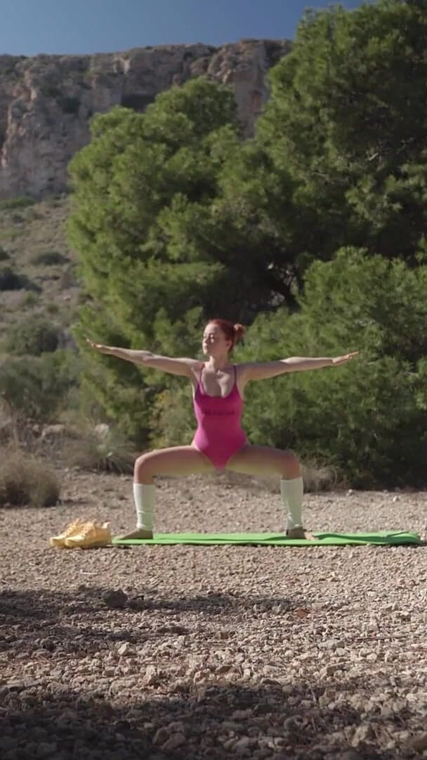 Sheryl X Sinclair: Joga na świeżym powietrzu w rajstopach w lesie